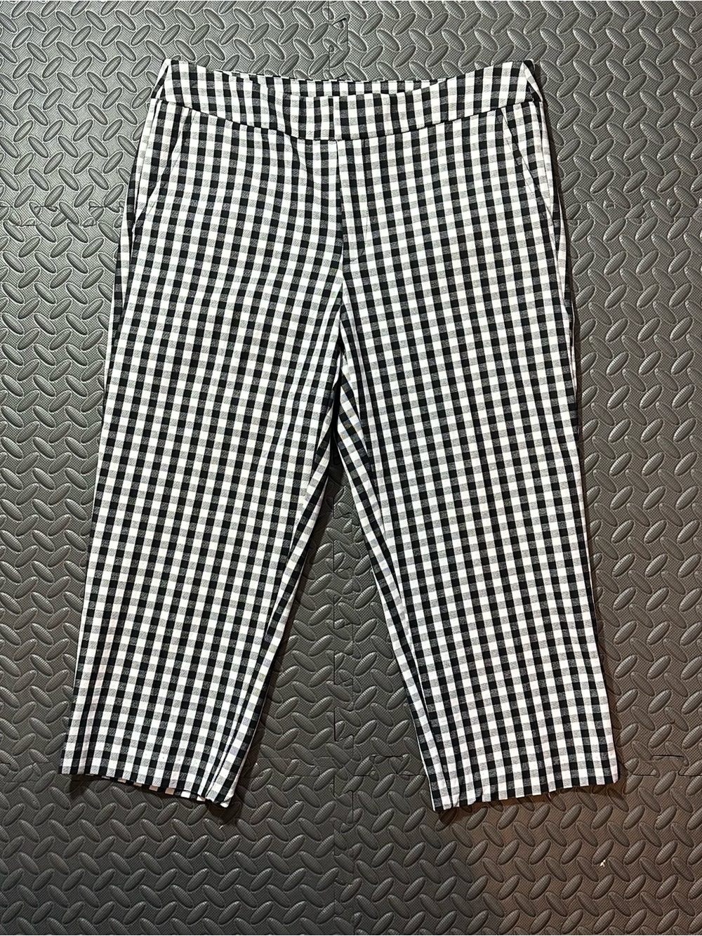 Time and Tru Black & White Gingham Capri Pants - Size 8 / M (Like New)